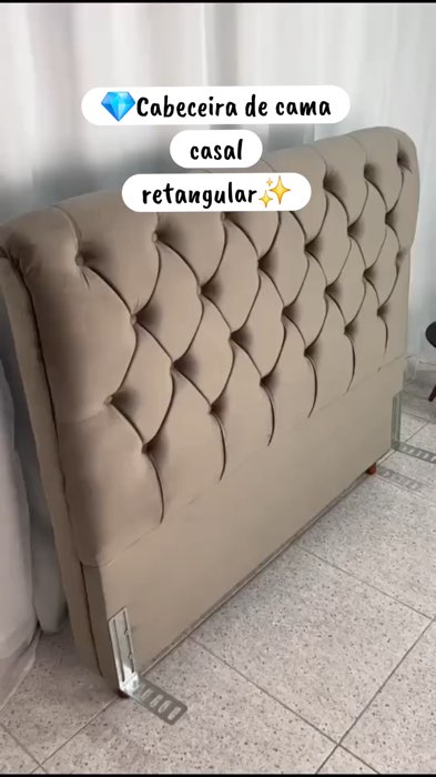 Cabeceira estofada, ideal para seu quarto. Mais conforto, organização e estilo em um só conjunto! 🛏️✨ #Quarto #CabeceiraEst