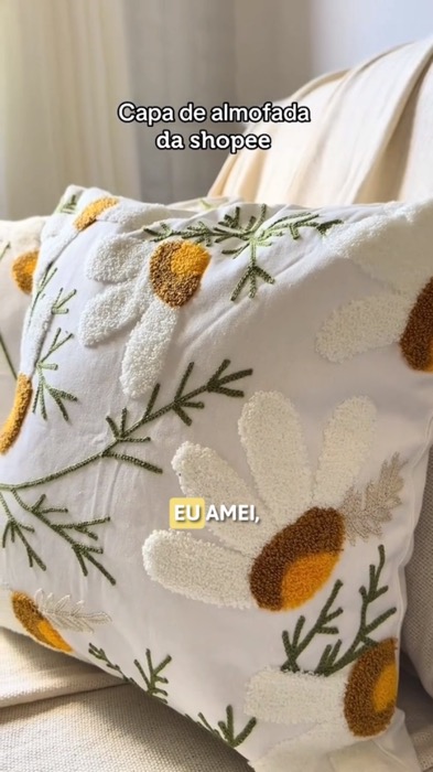Capa de Almofada 45x45cm Bordada. Elegância Artesanal para Sofá ou Cama #capadealmofada #bordado #DecoraçãoComEstilo #artesanal #chic #flores